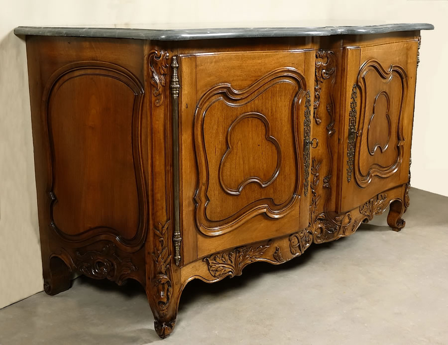 Buffet crédence a dessus de marbre nimois en noyer richement sculpté, vue de profil gauche